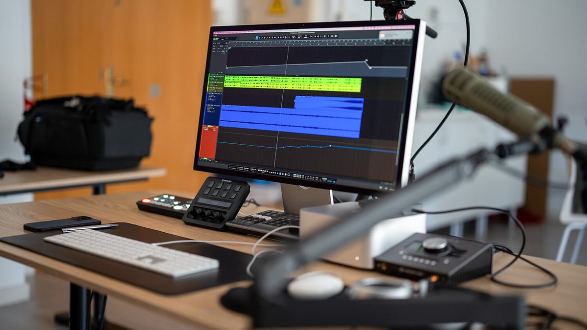 Schnittplatz mit laufender Podcast-Produktion